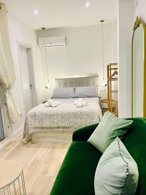 New Luxurious Studio With Patio/Center contacts
